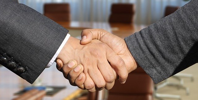 acordo entre empresário dando as mãos, atividade meio e atividades fim