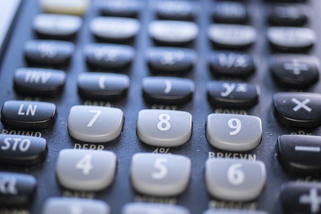 imagem dos botões de uma calculadora, são pretos e cinzas com números brancos pintados